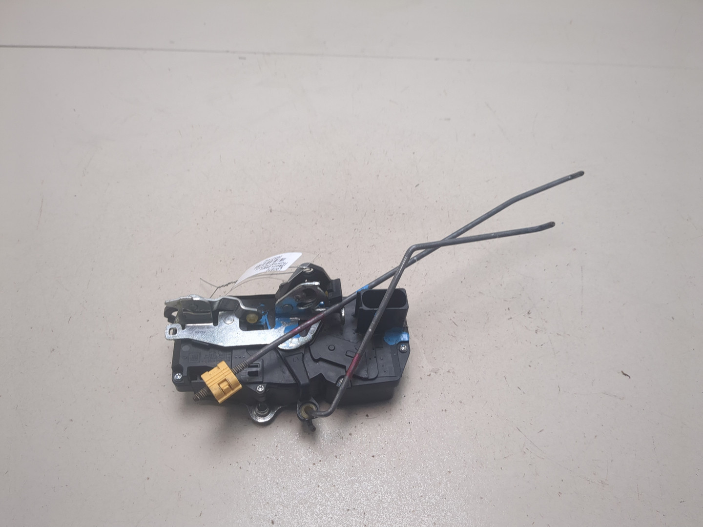 Замок двери передней левой