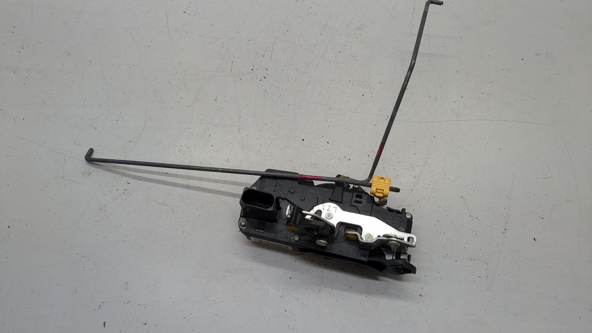 Замок двери передней левой