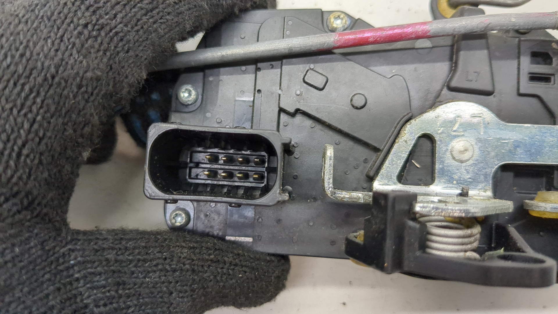 Замок двери передней левой