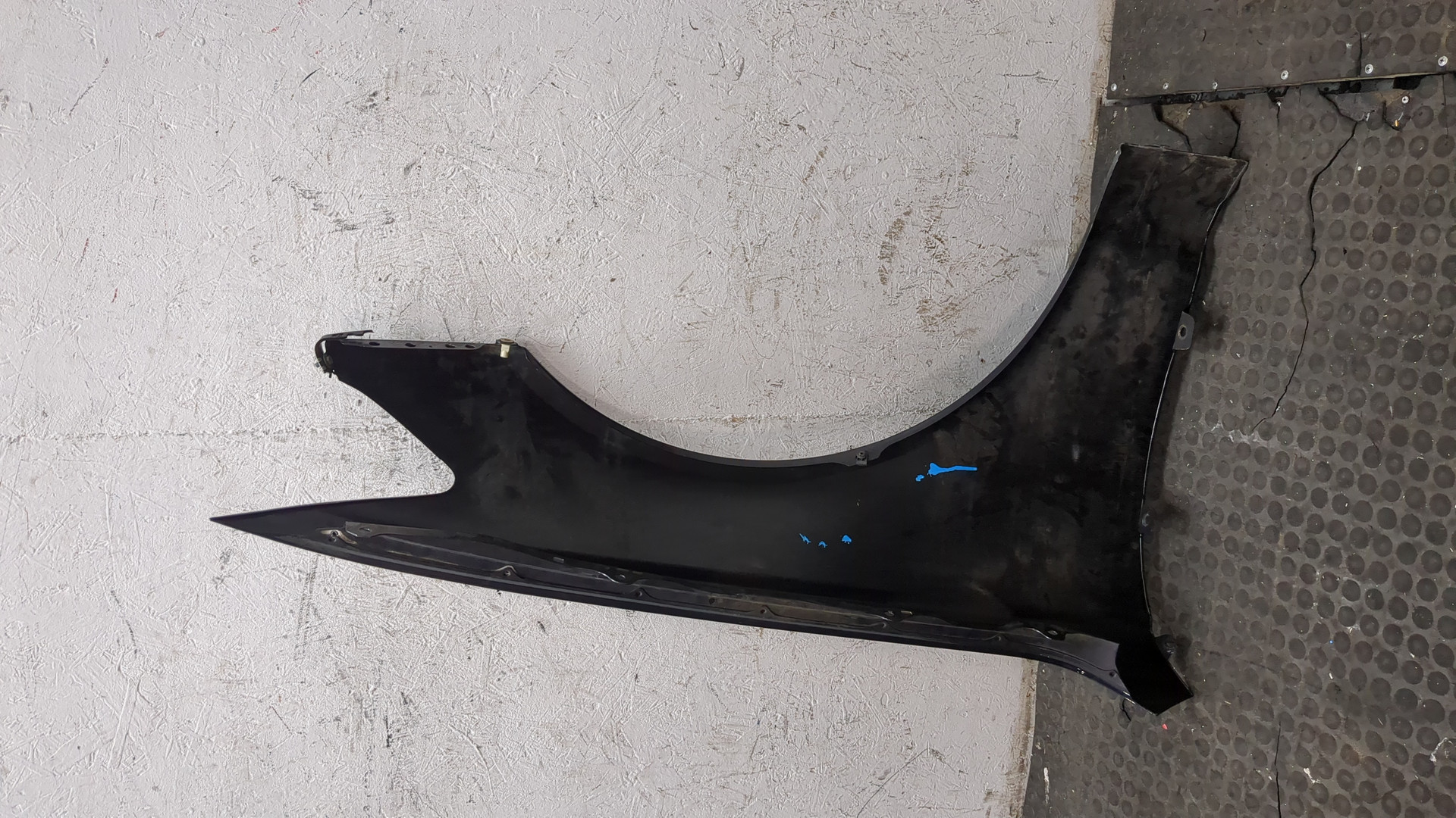 Крыло переднее левое