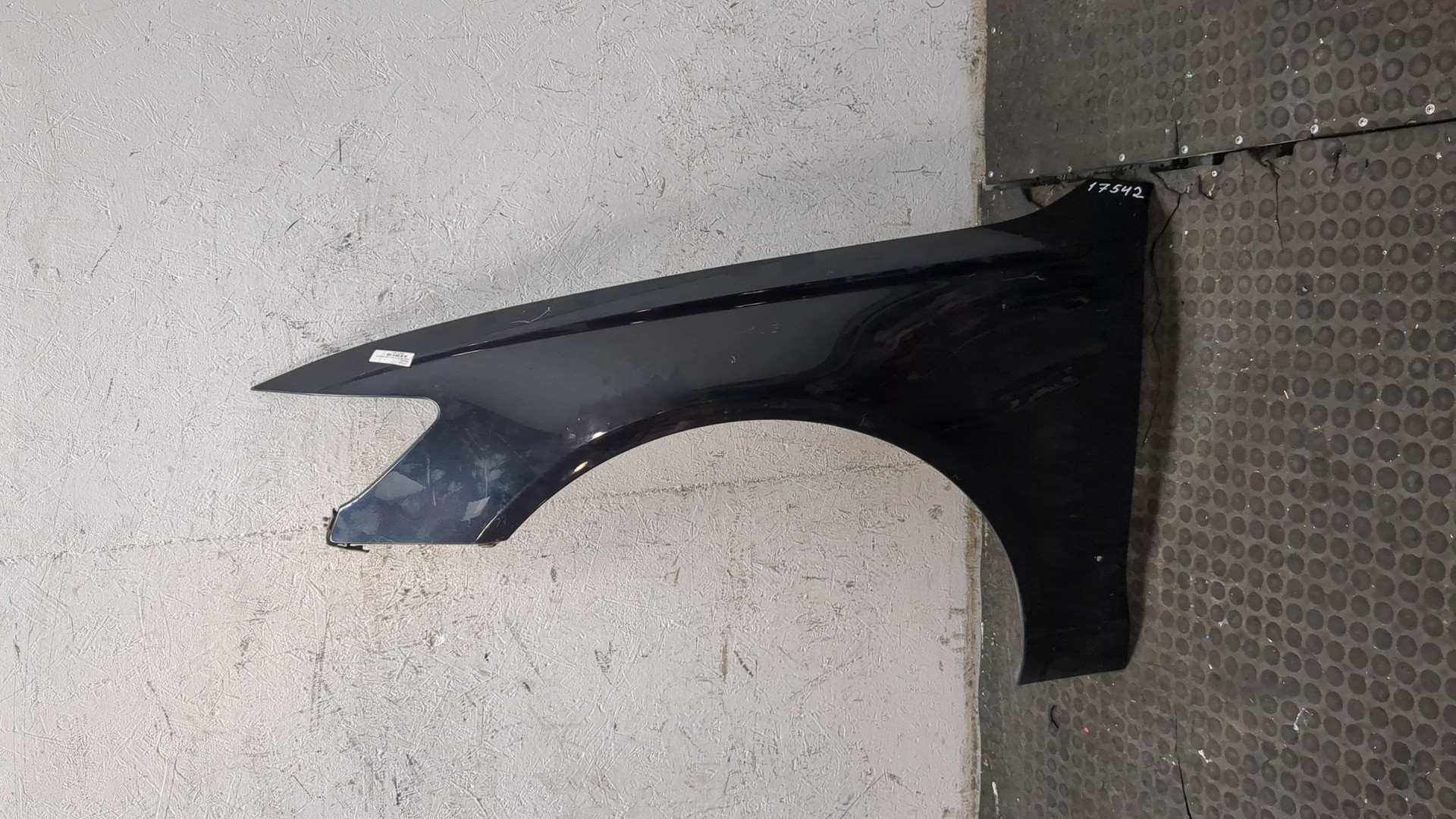 Крыло переднее левое