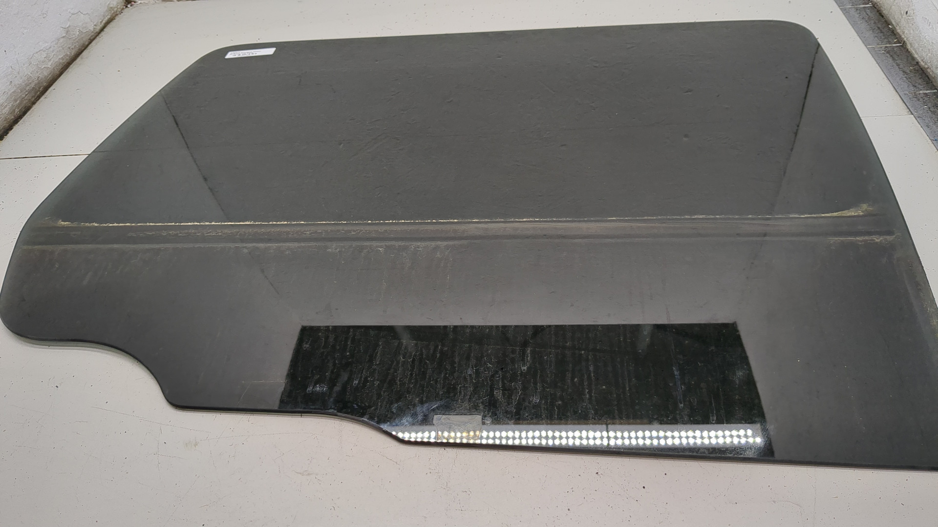 Стекло двери задней правой