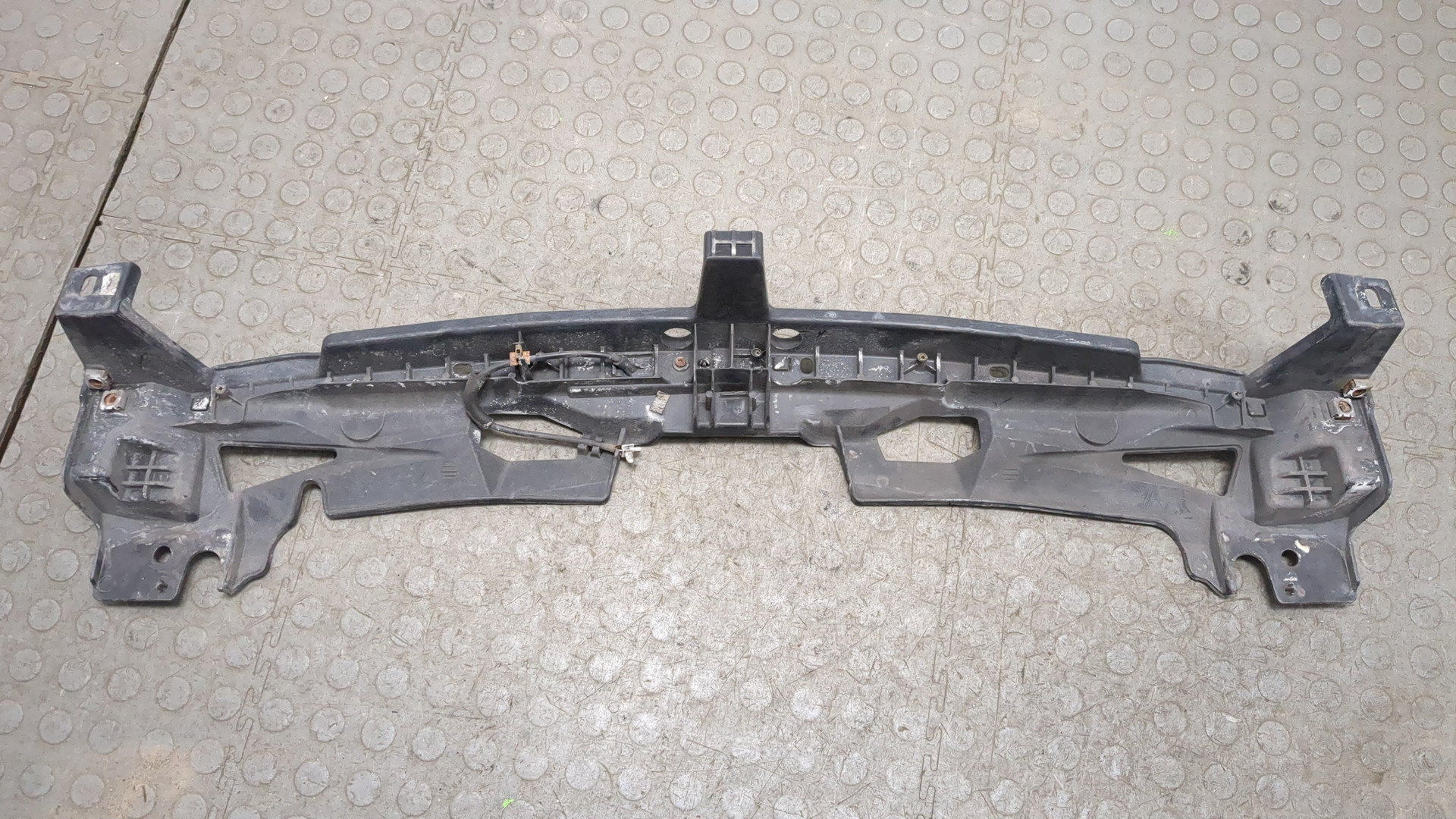 Кожух замка капота