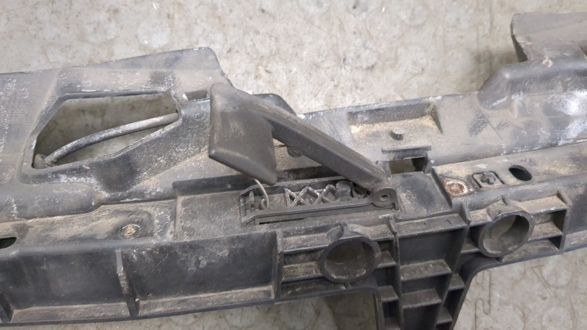 Кожух замка капота