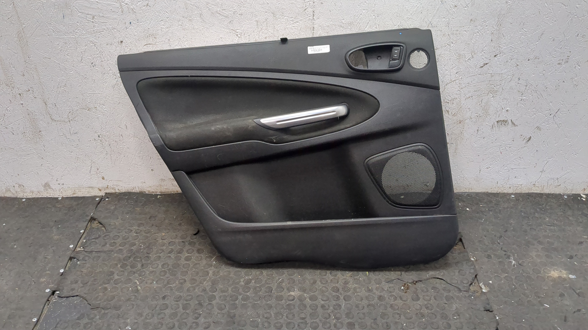 Обшивка двери задней левой