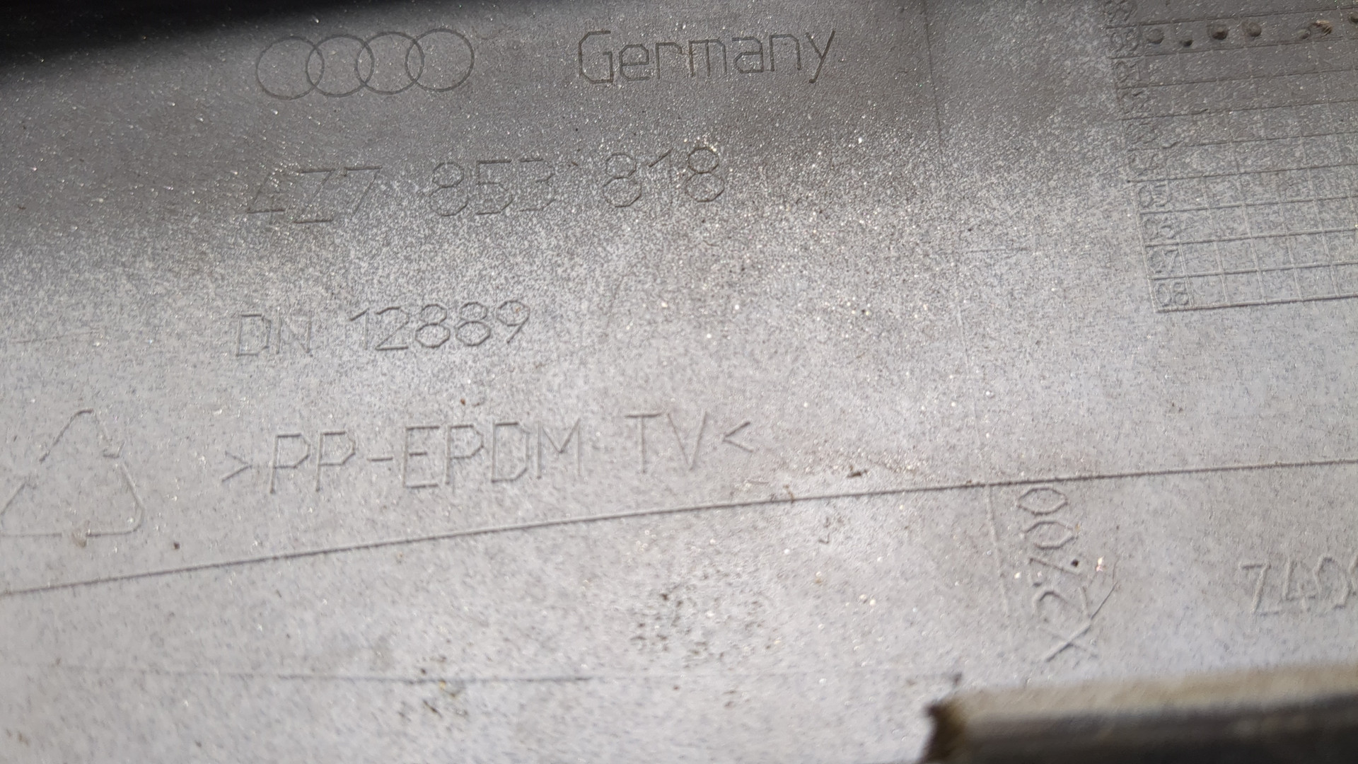 Молдинг заднего крыла правого