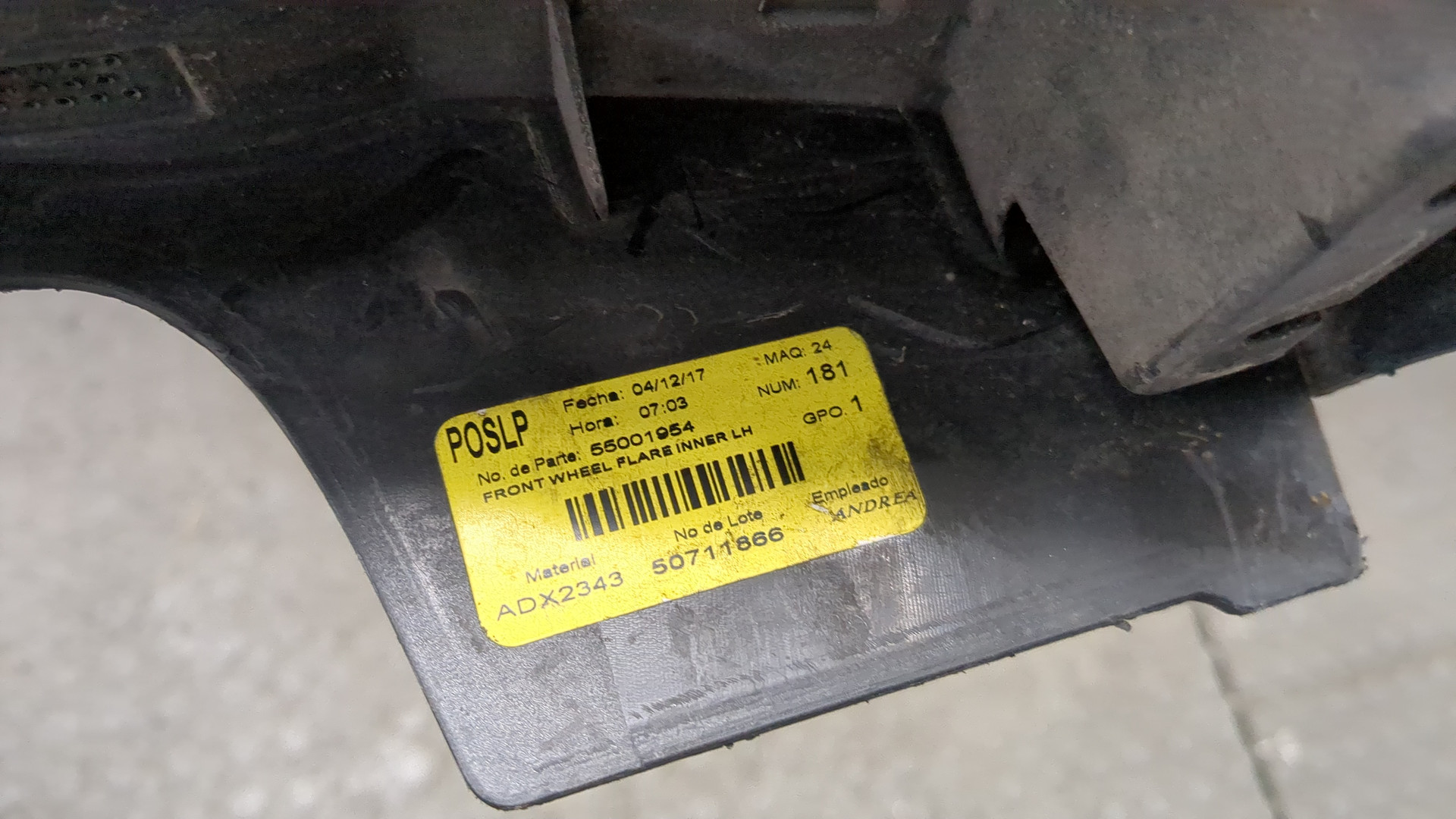 Накладка переднего крыла левого