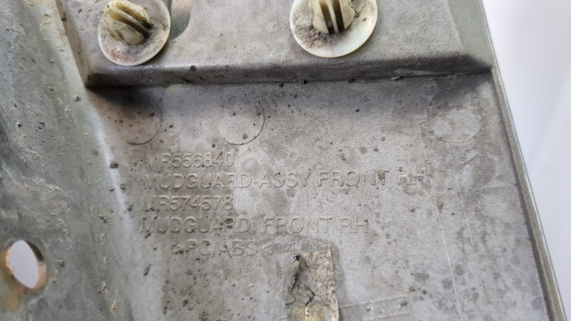 Накладка переднего крыла правого