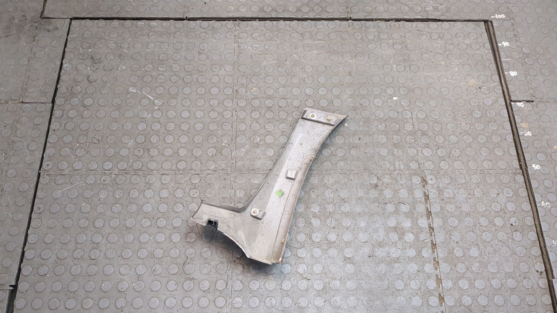 Накладка переднего крыла левого