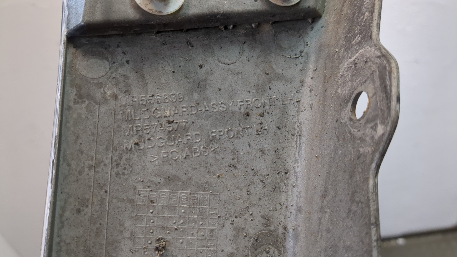 Накладка переднего крыла левого