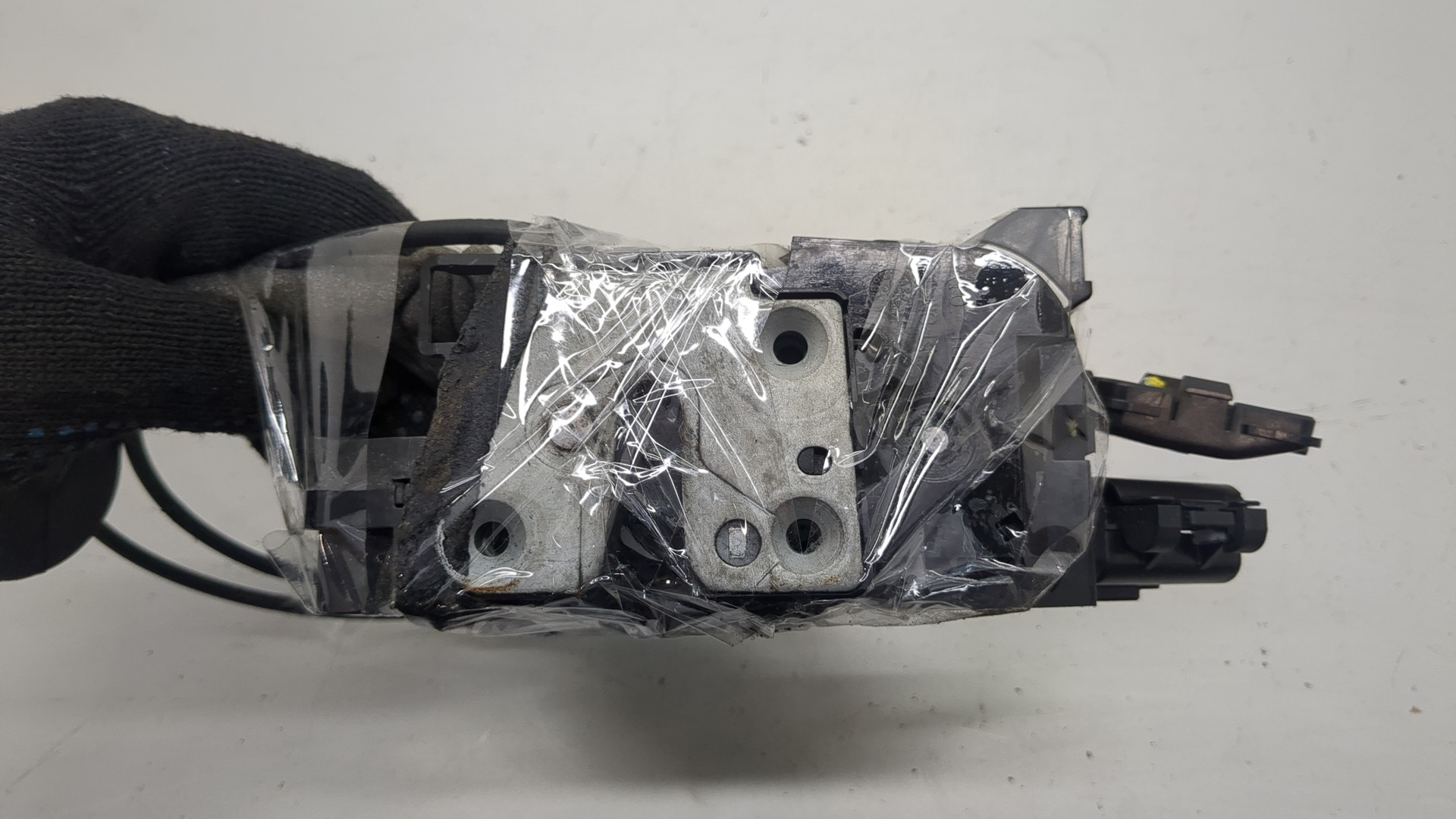 Замок двери передней правой