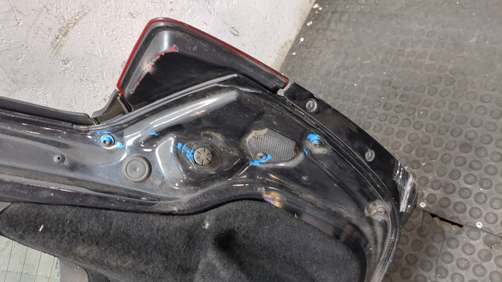 Дверь багажника