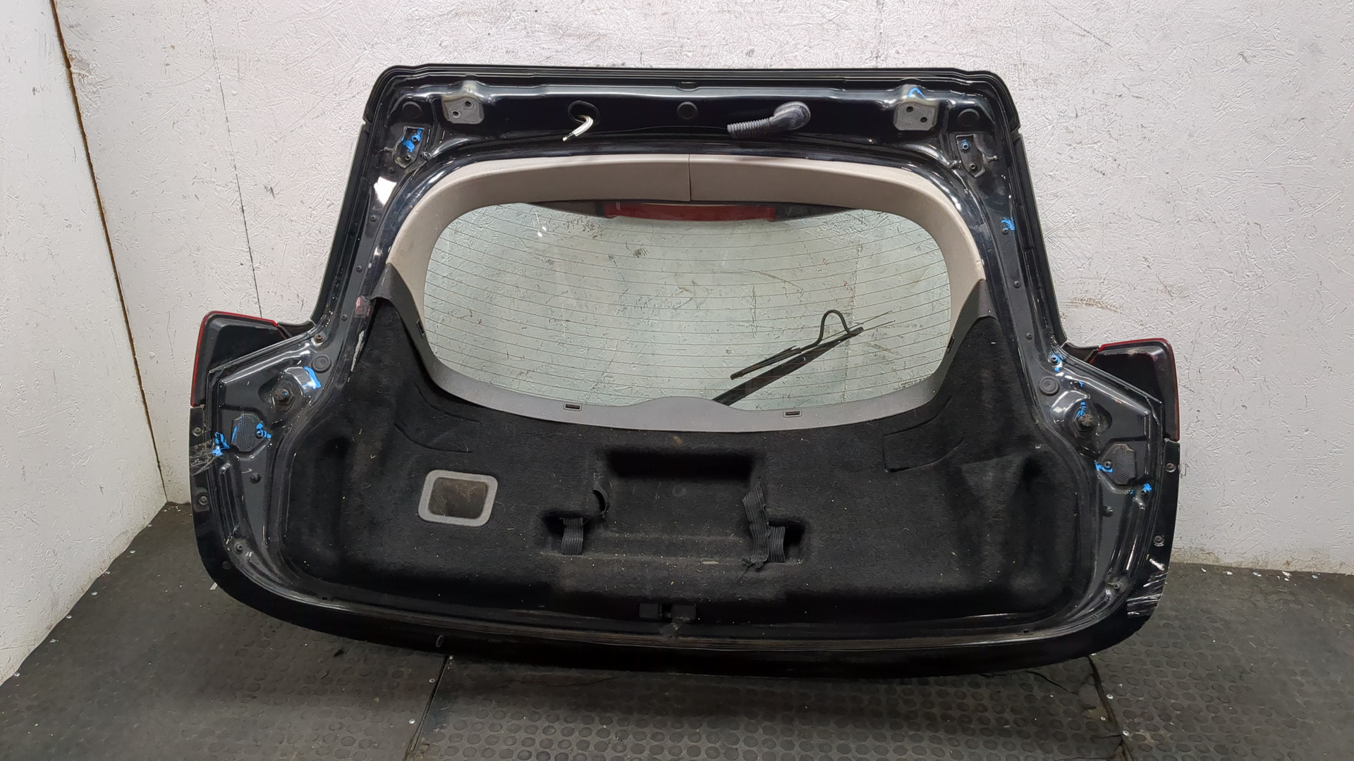 Дверь багажника