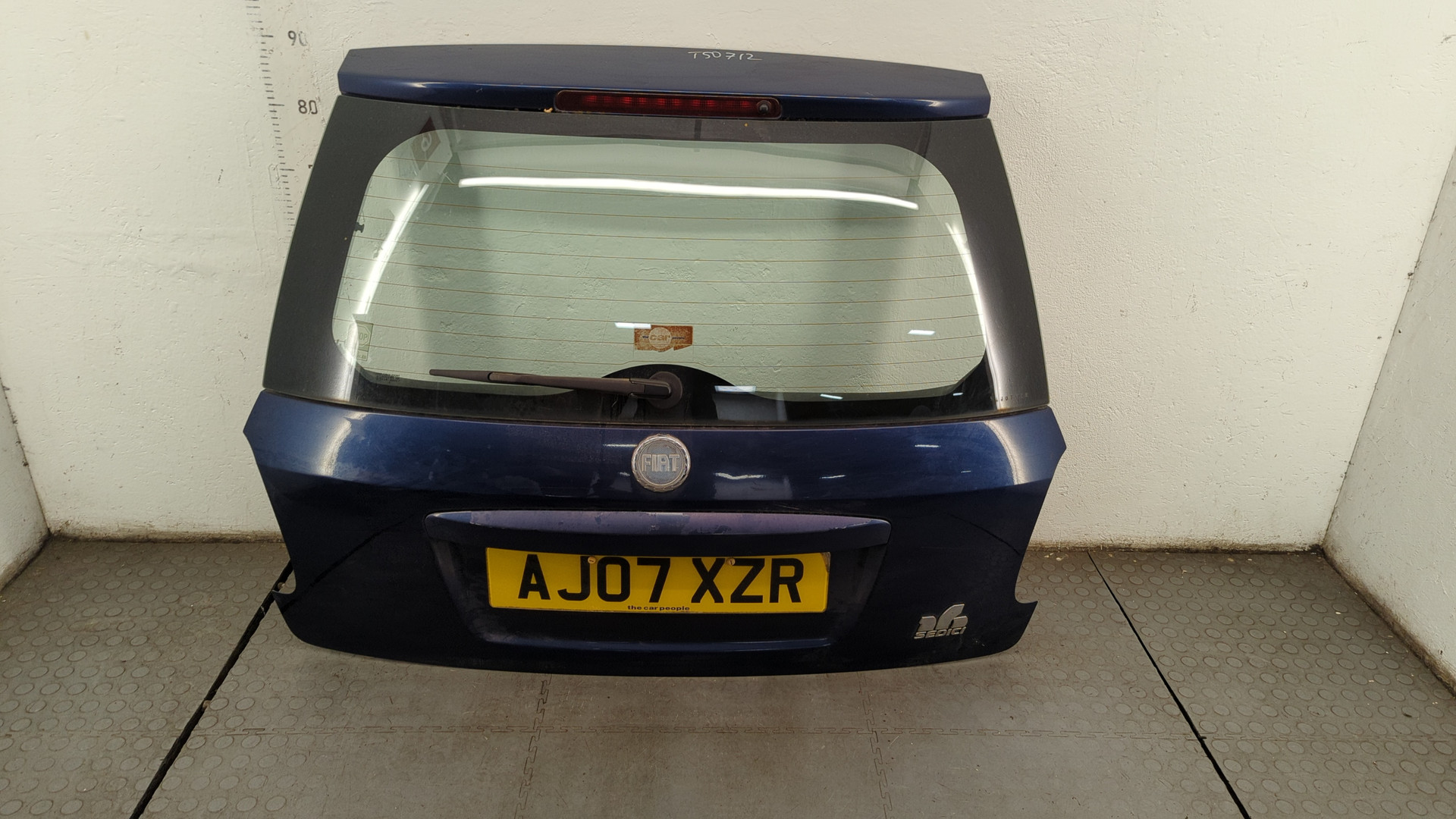 Дверь багажника