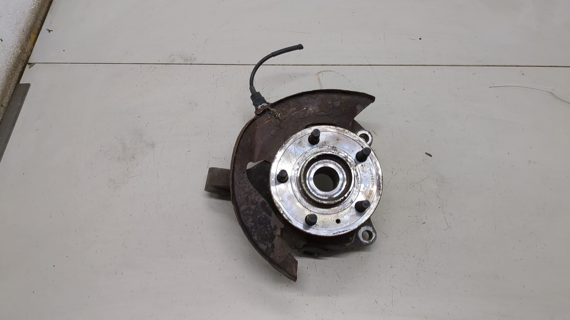 Кулак поворотный передний правый