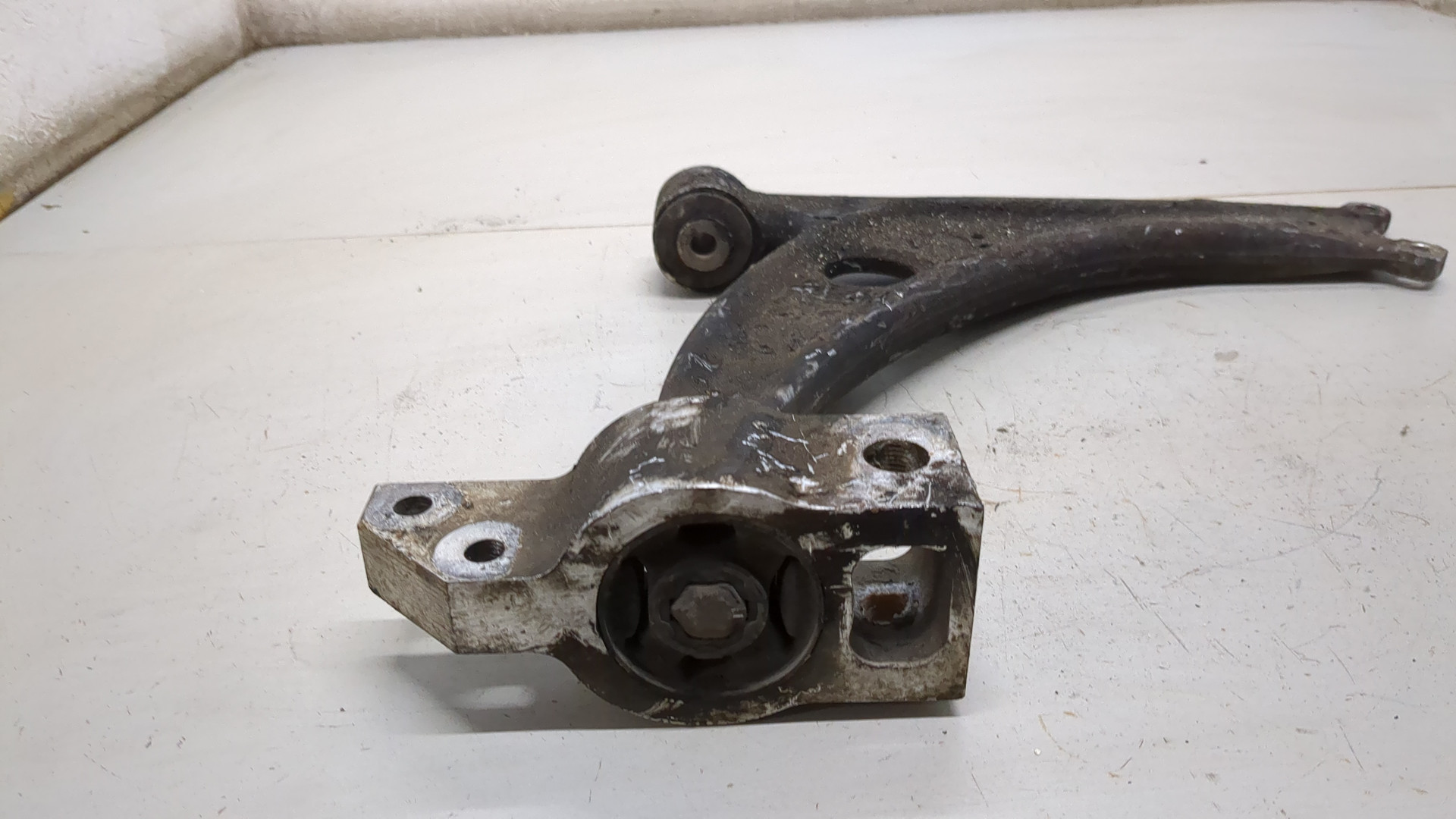 Рычаг передний