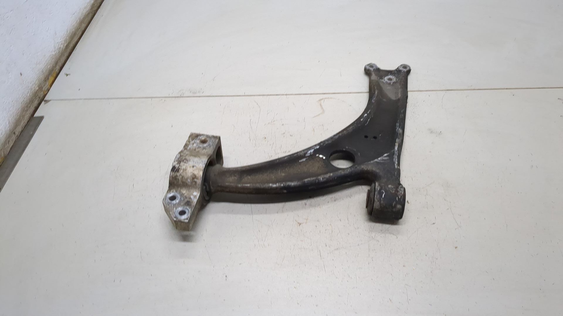 Рычаг передний