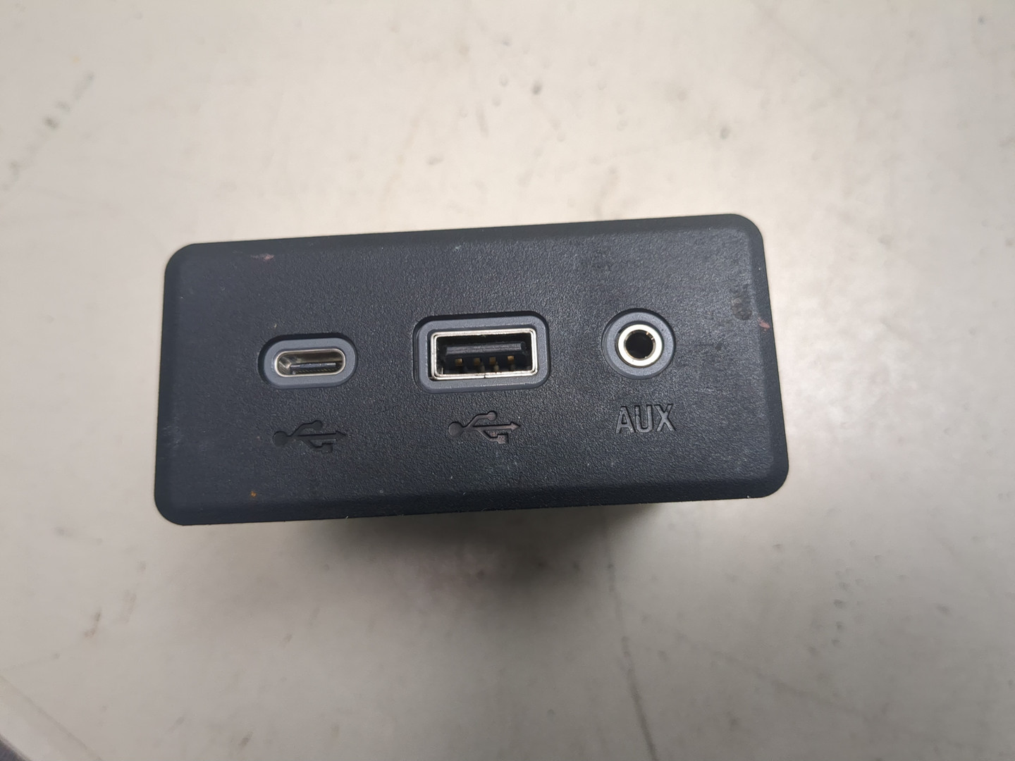 Гнездо AUX / USB IN