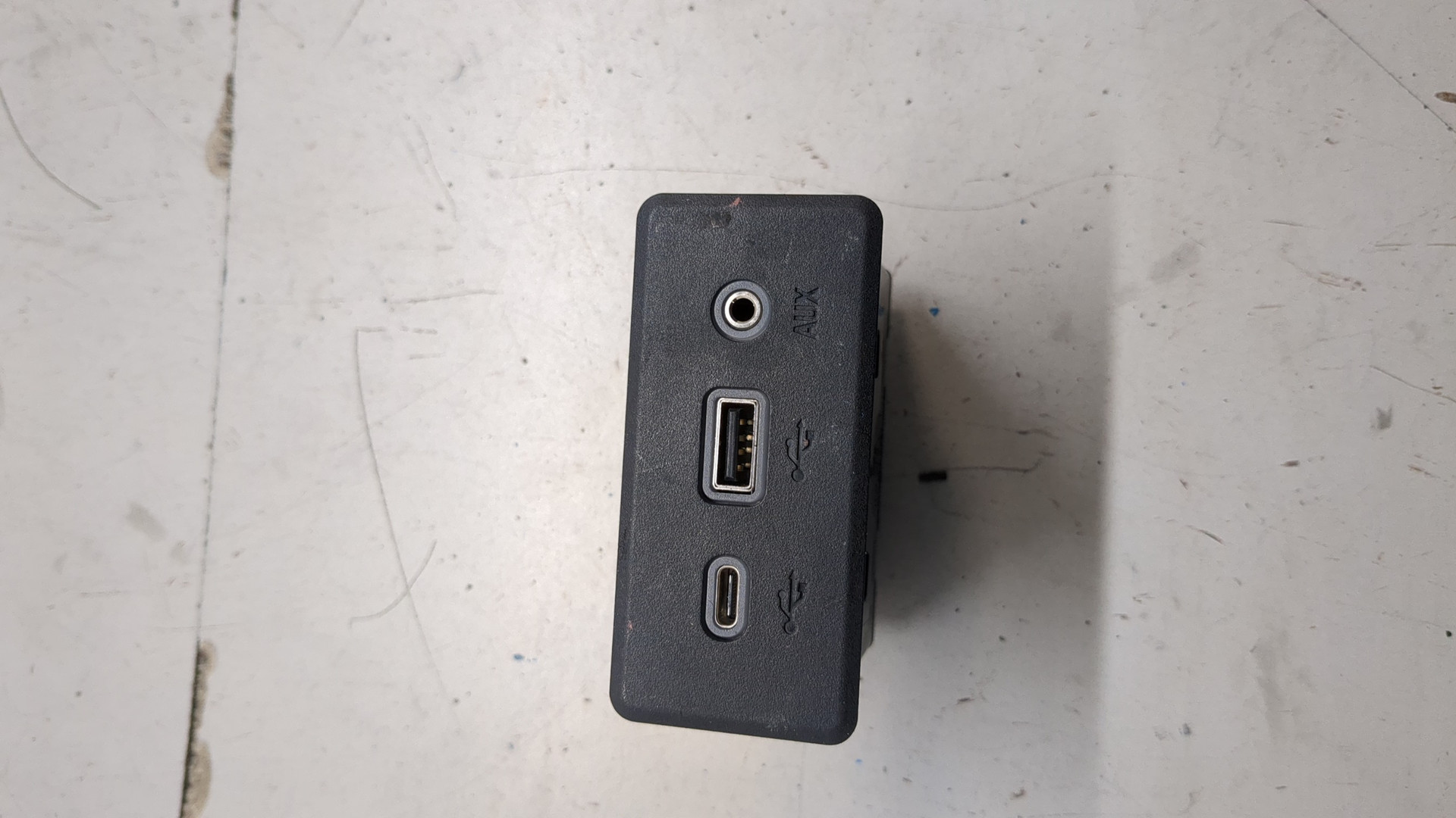 Гнездо AUX / USB IN
