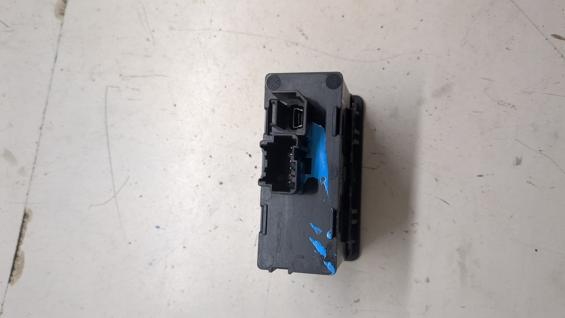 Гнездо AUX / USB IN