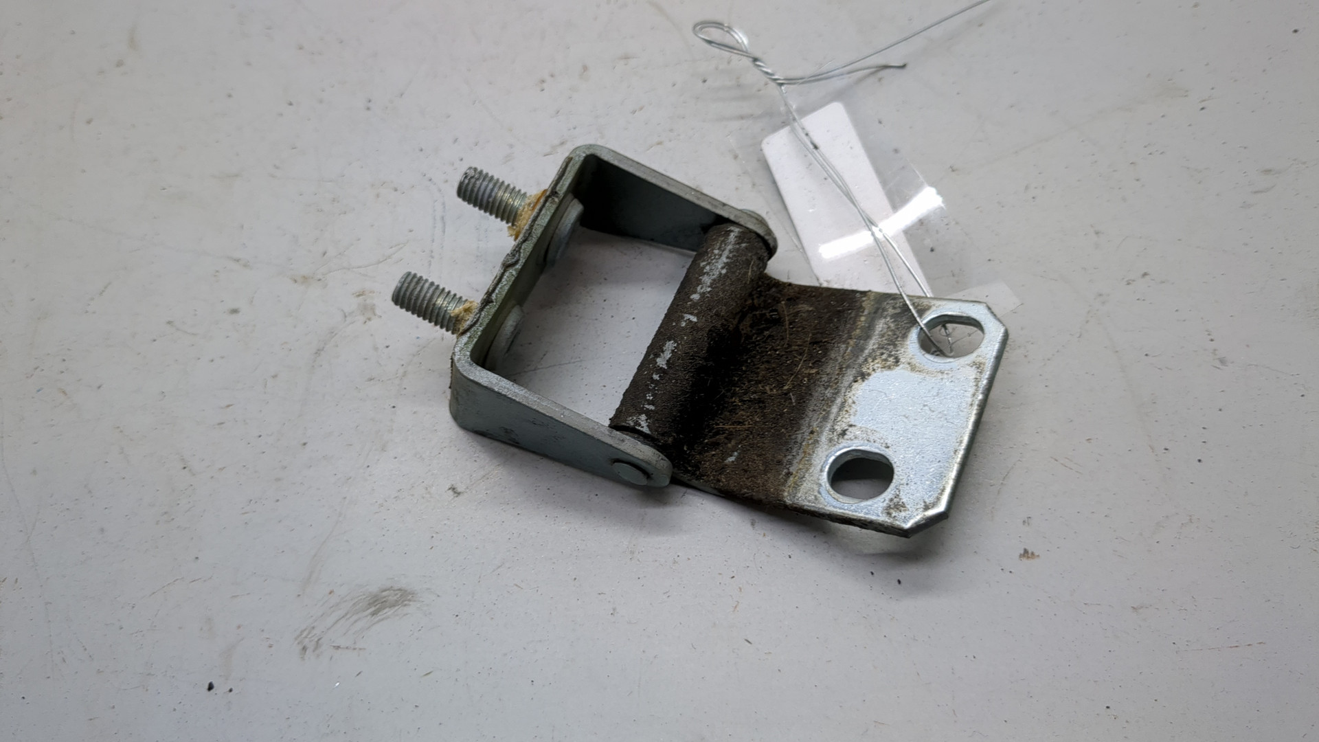 Петля крышки багажника