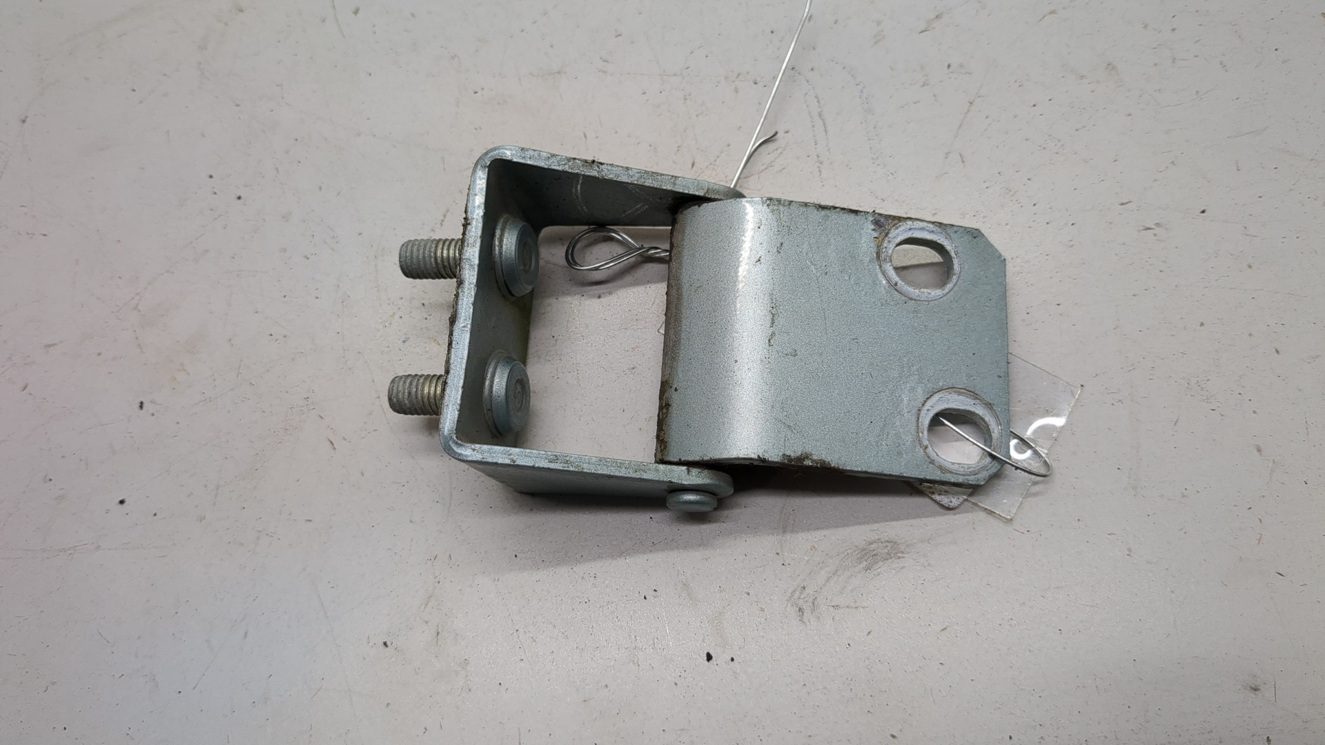 Петля крышки багажника