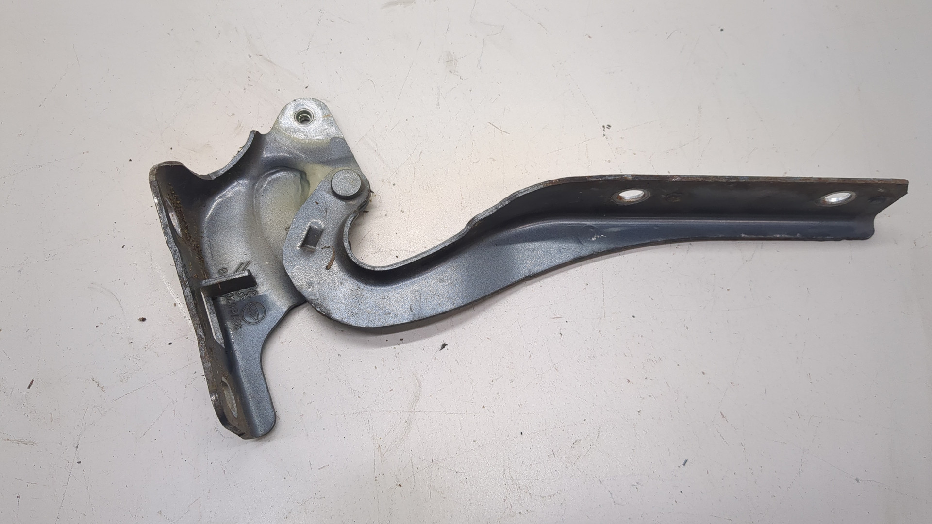 Петля капота левая