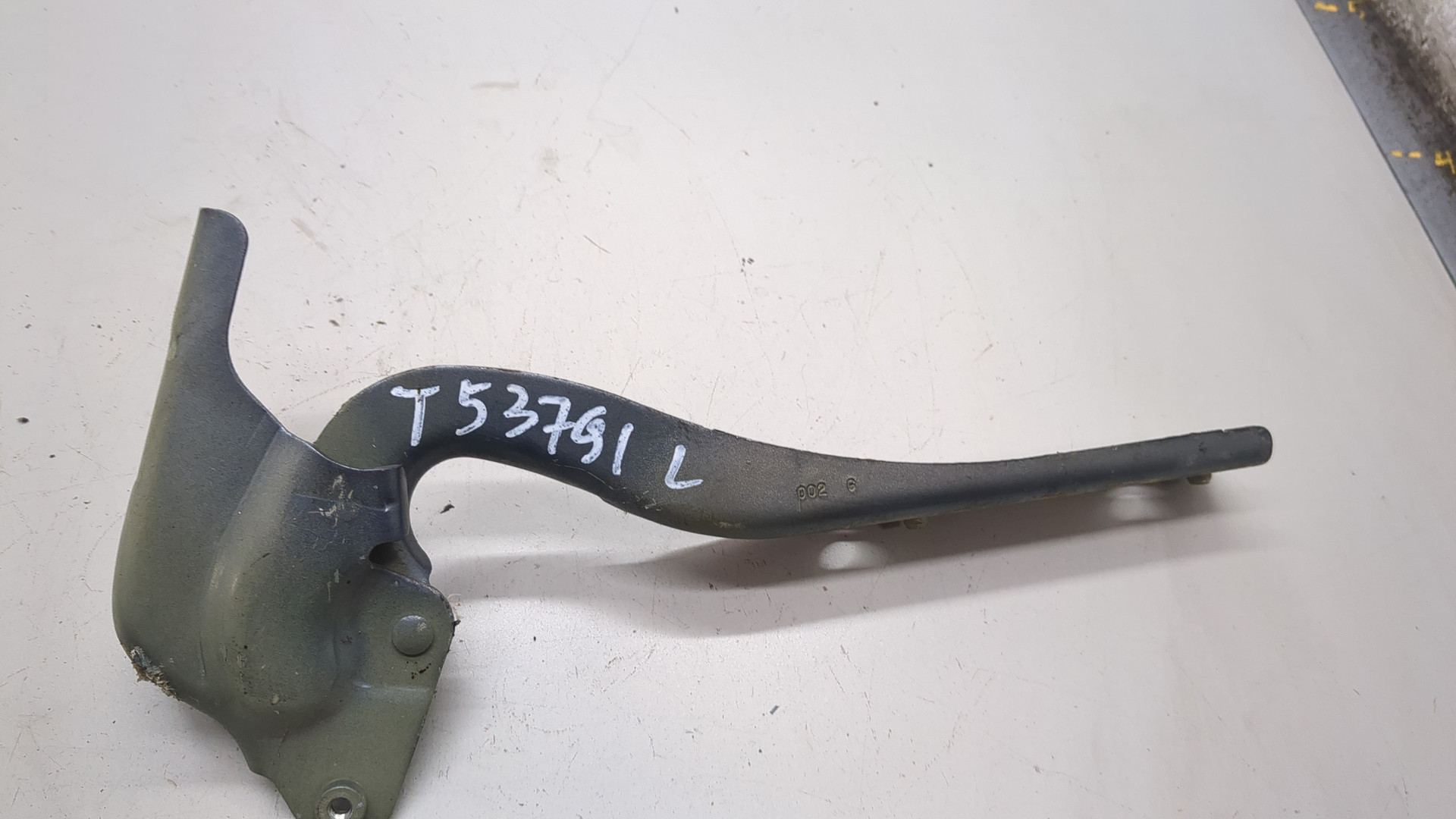 Петля капота левая