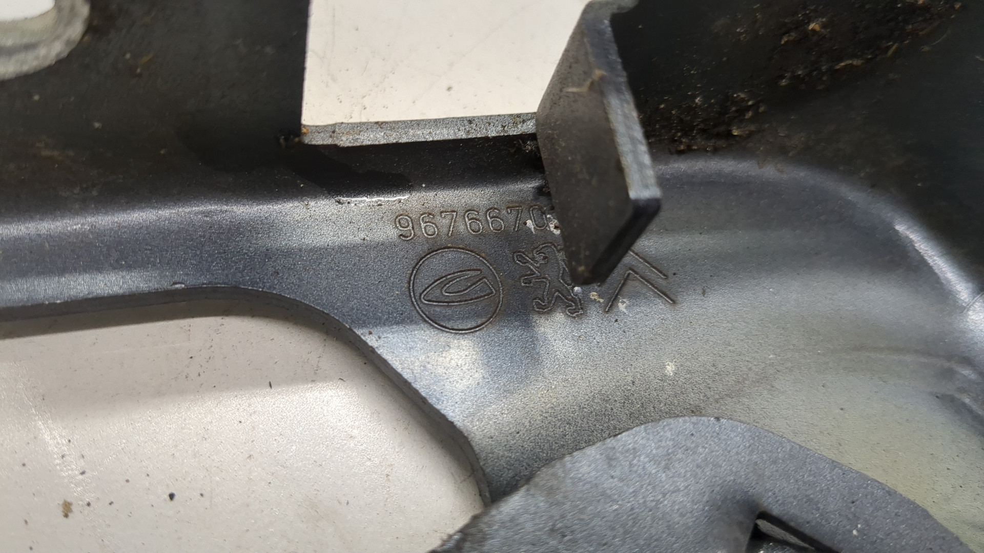 Петля капота левая