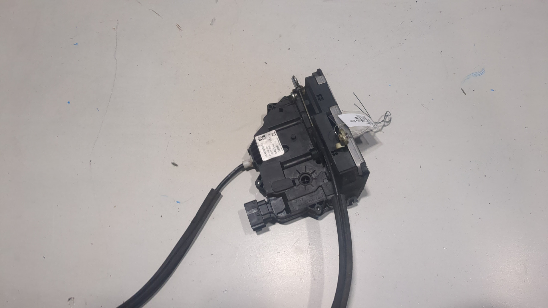 Замок двери передней правой