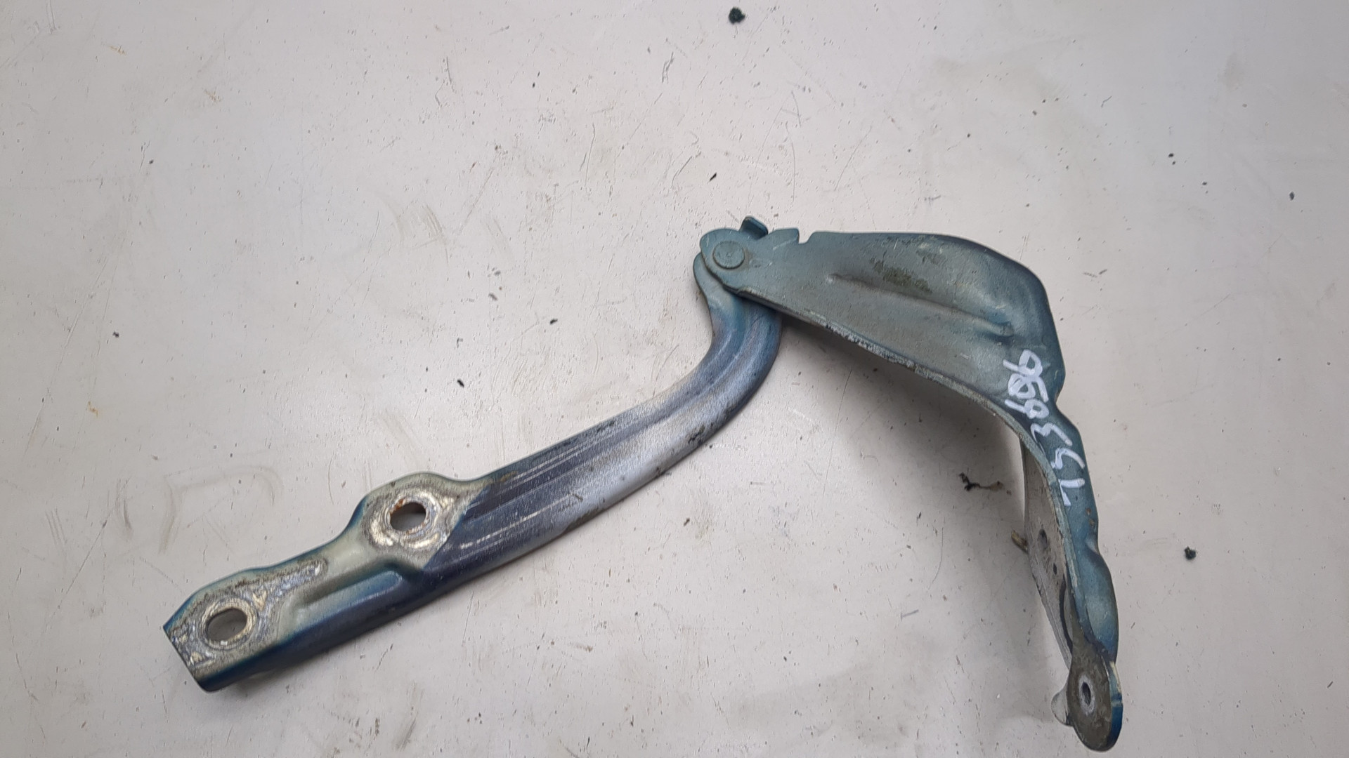 Петля крышки багажника