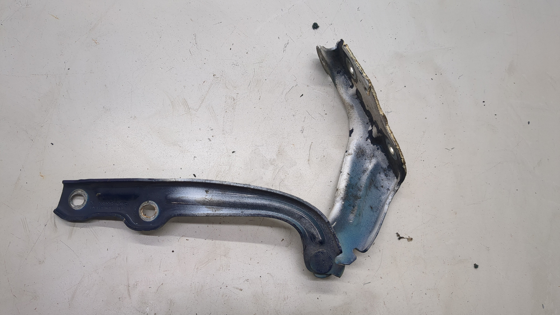 Петля крышки багажника