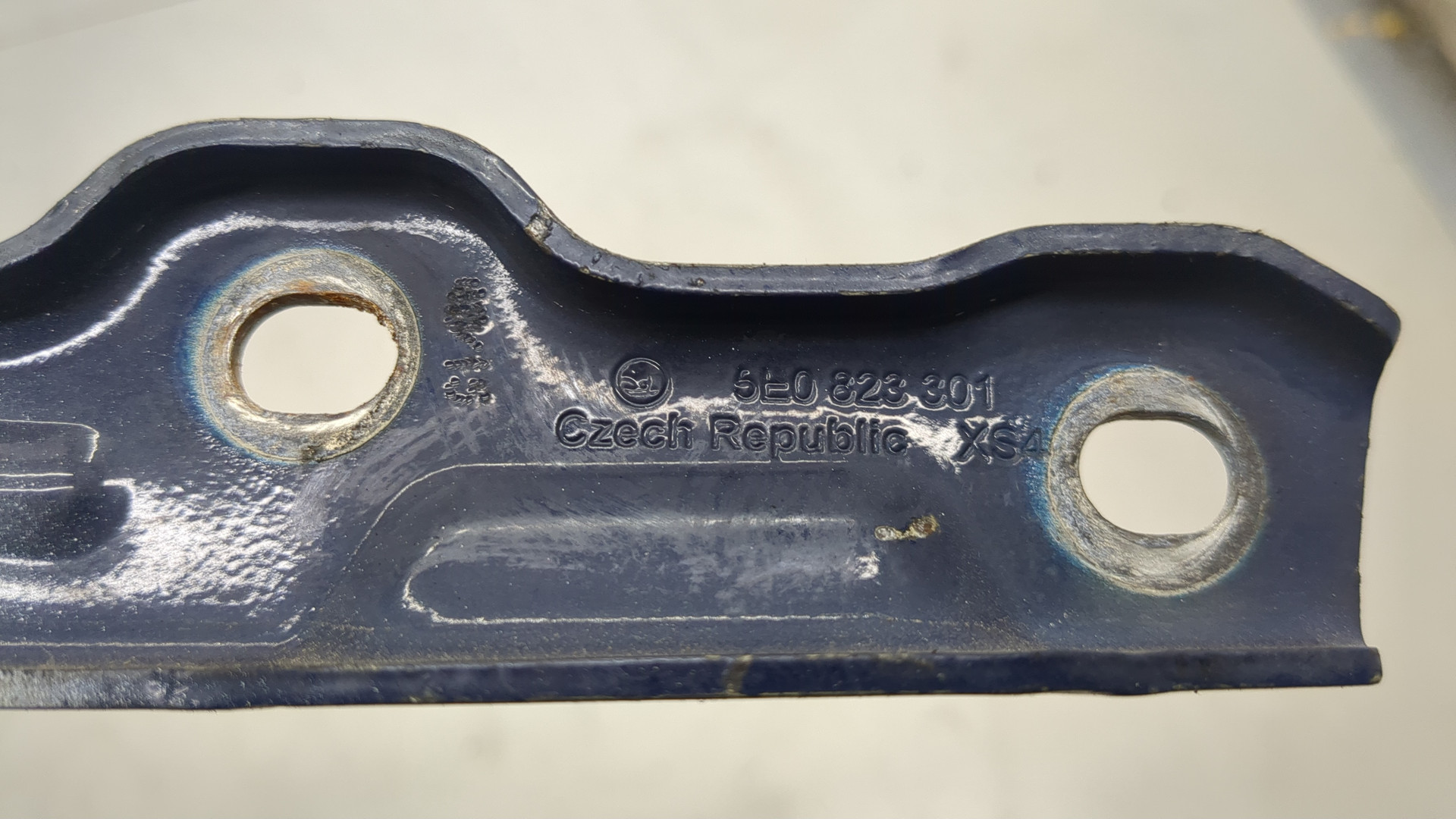 Петля крышки багажника