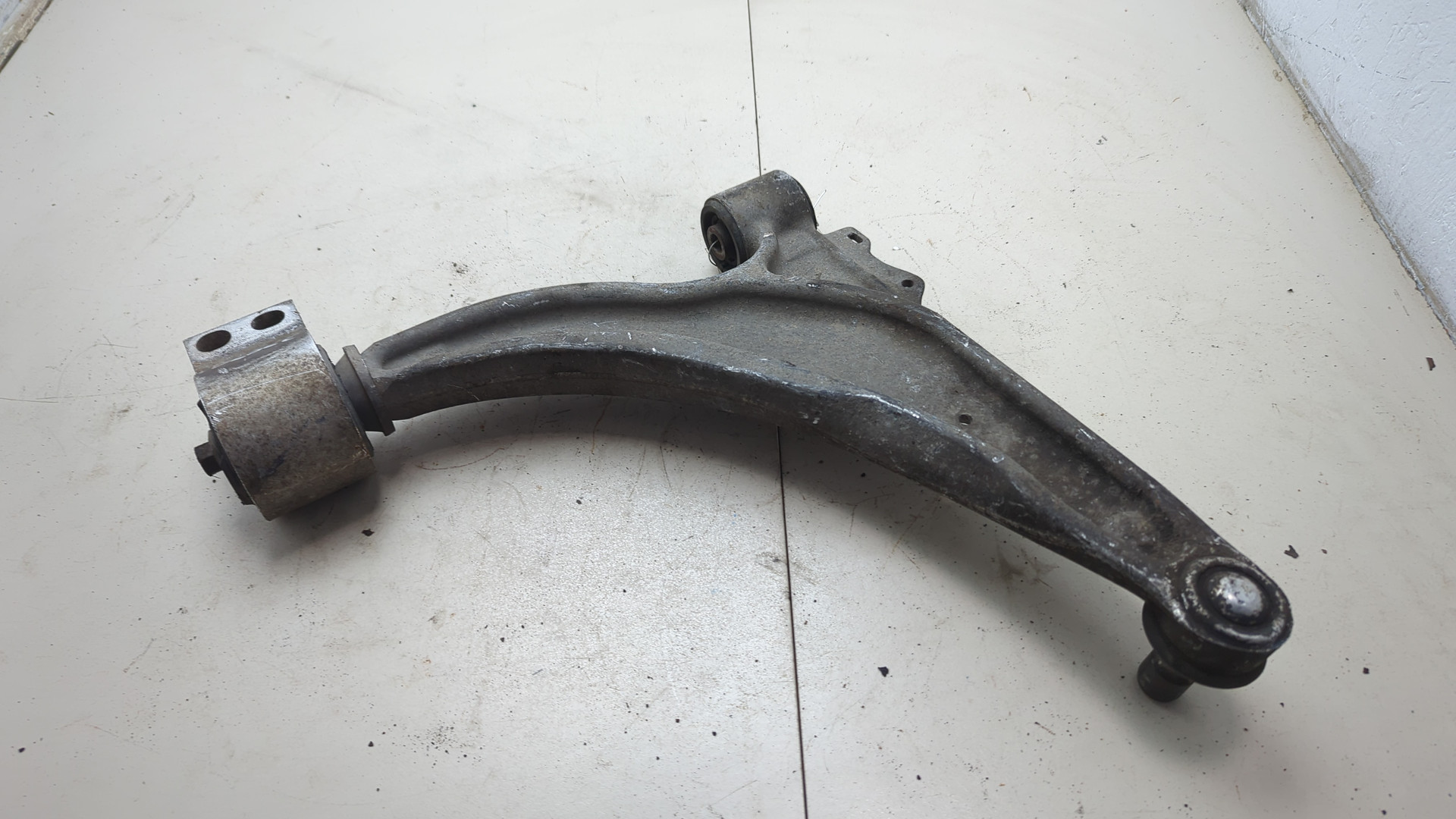 Рычаг передний левый