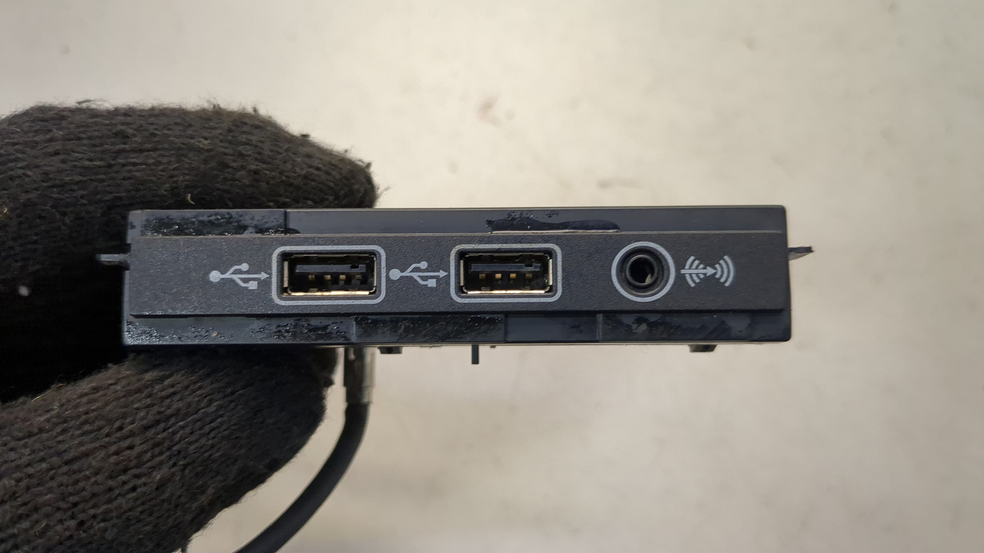 Гнездо AUX / USB IN