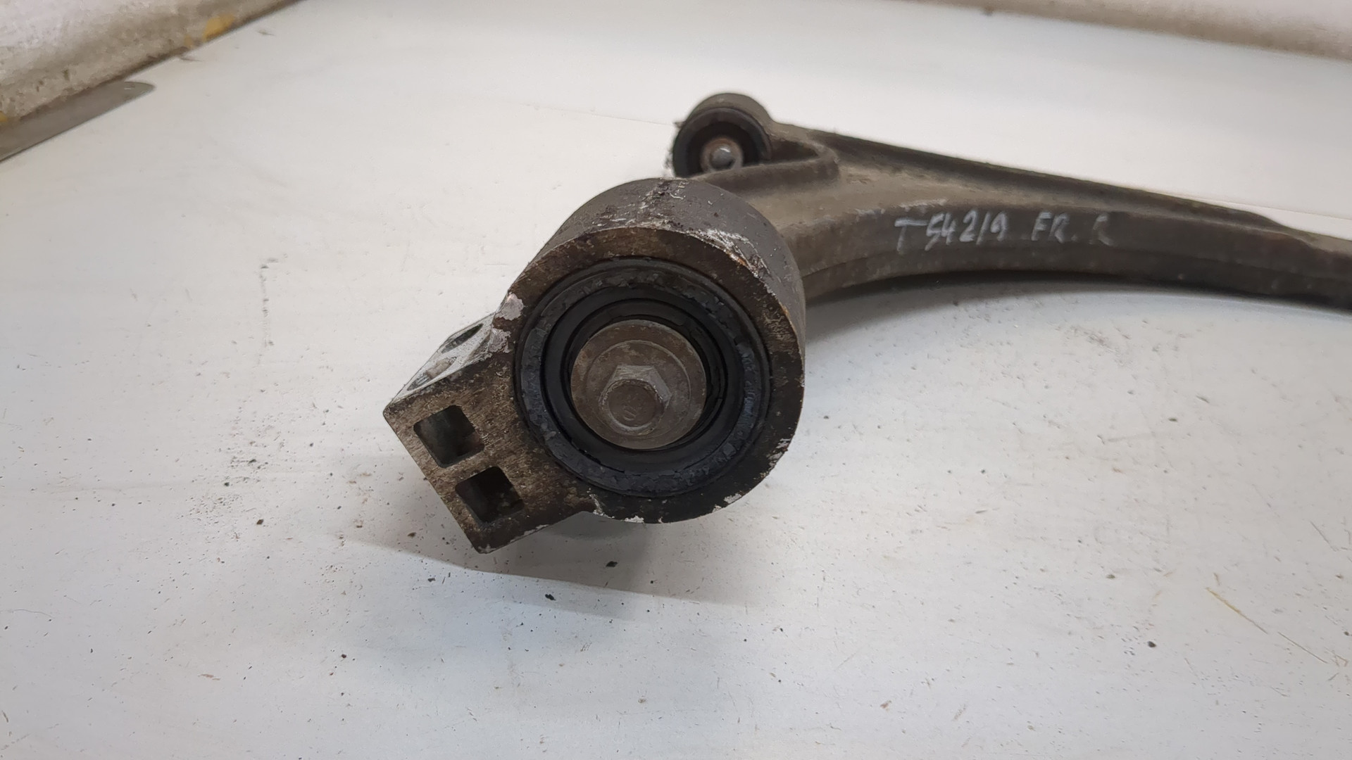 Рычаг передний правый