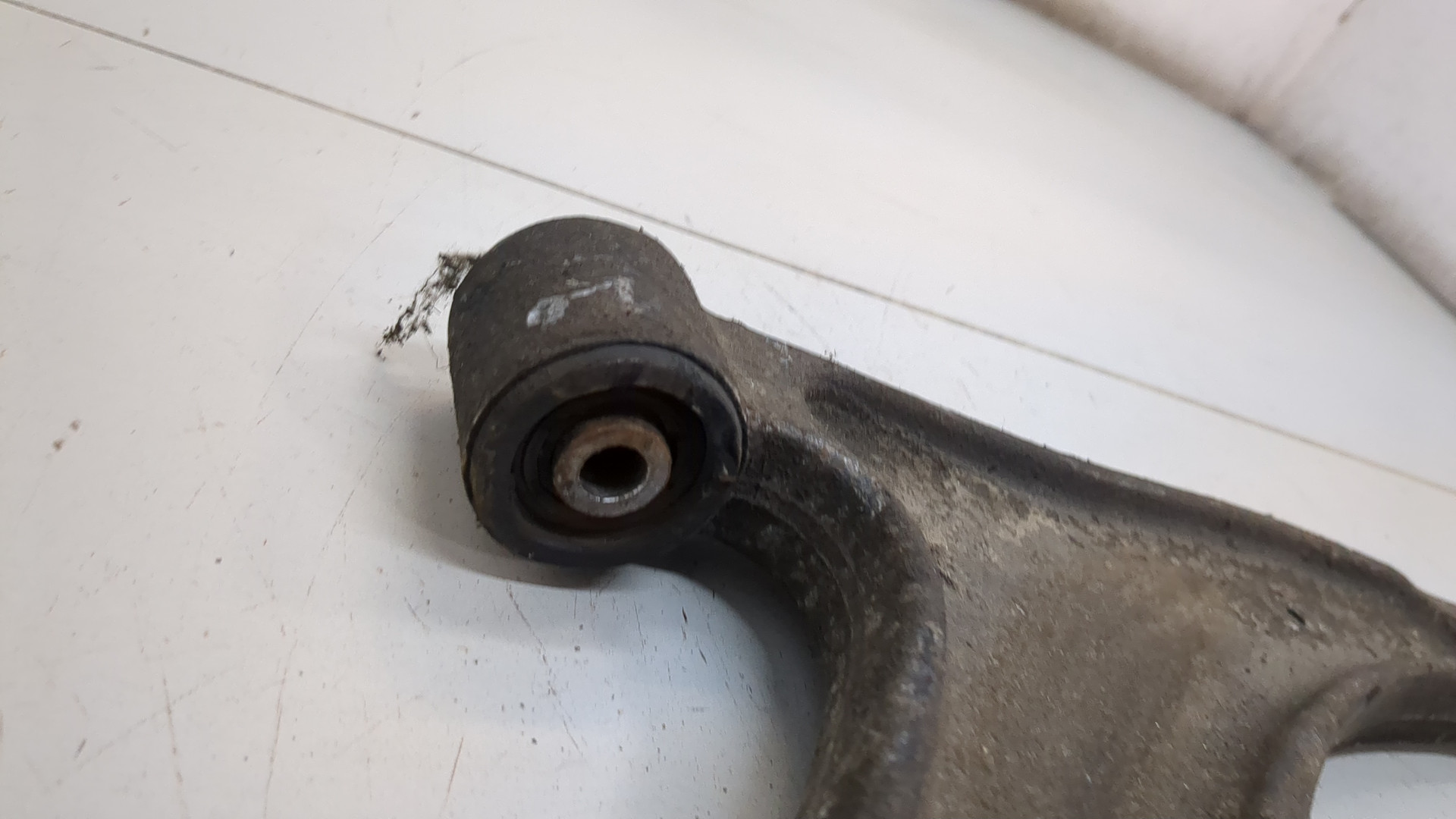 Рычаг передний правый