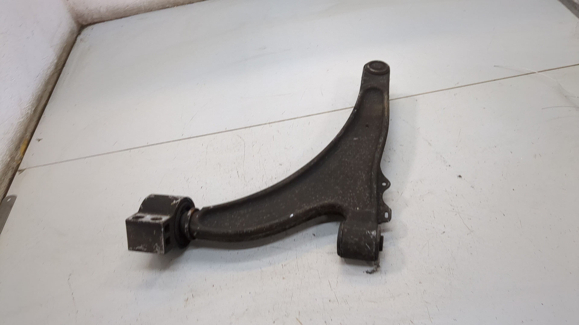 Рычаг передний правый