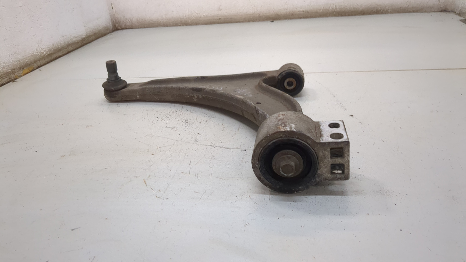 Рычаг передний левый