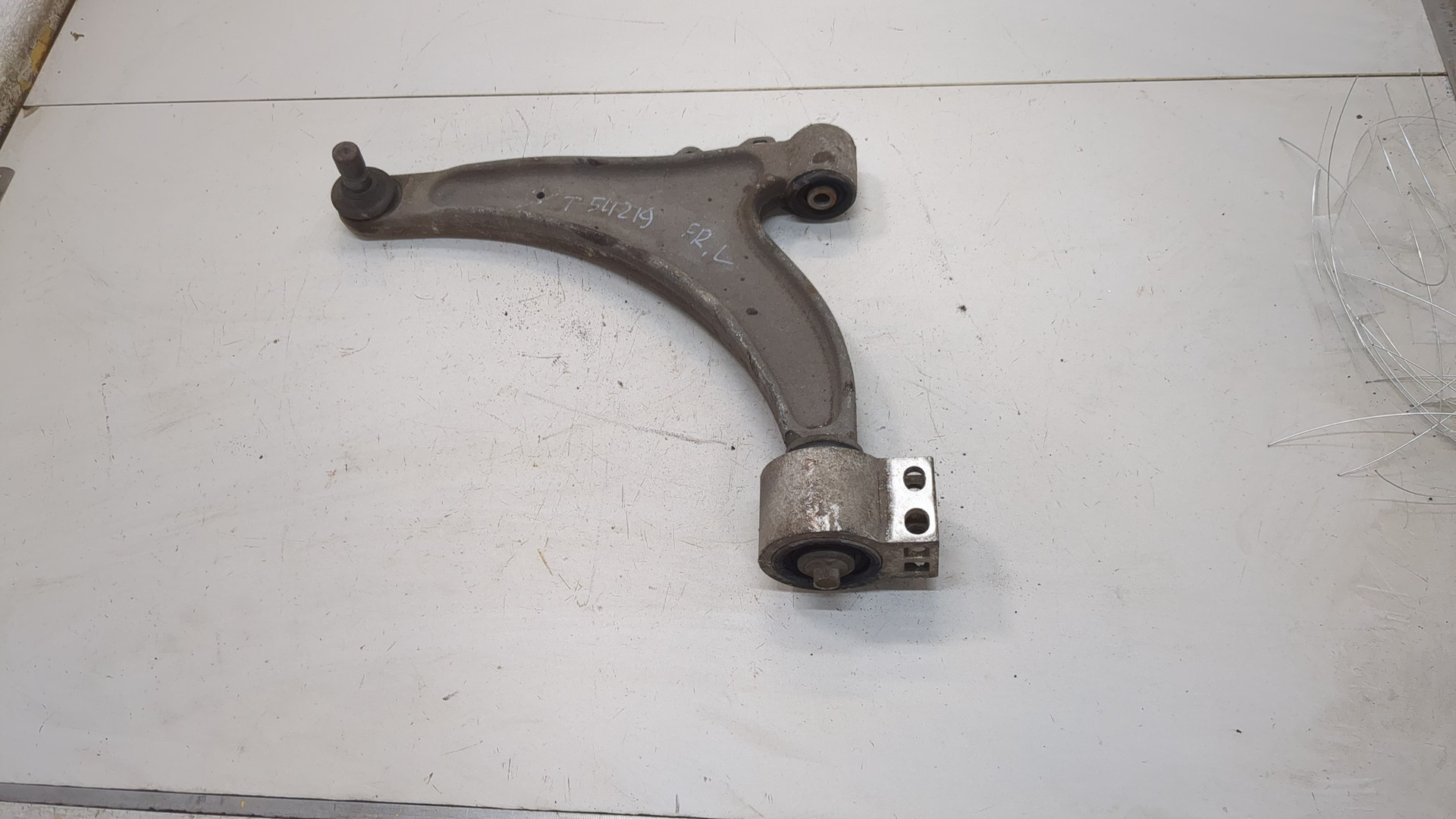 Рычаг передний левый