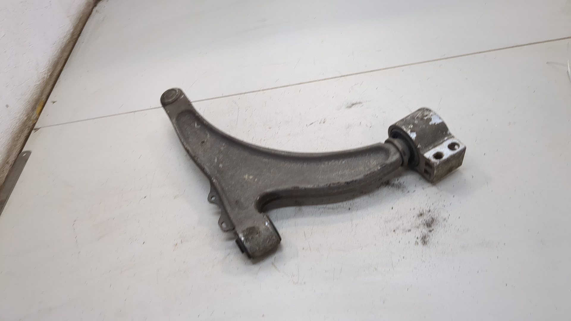 Рычаг передний левый