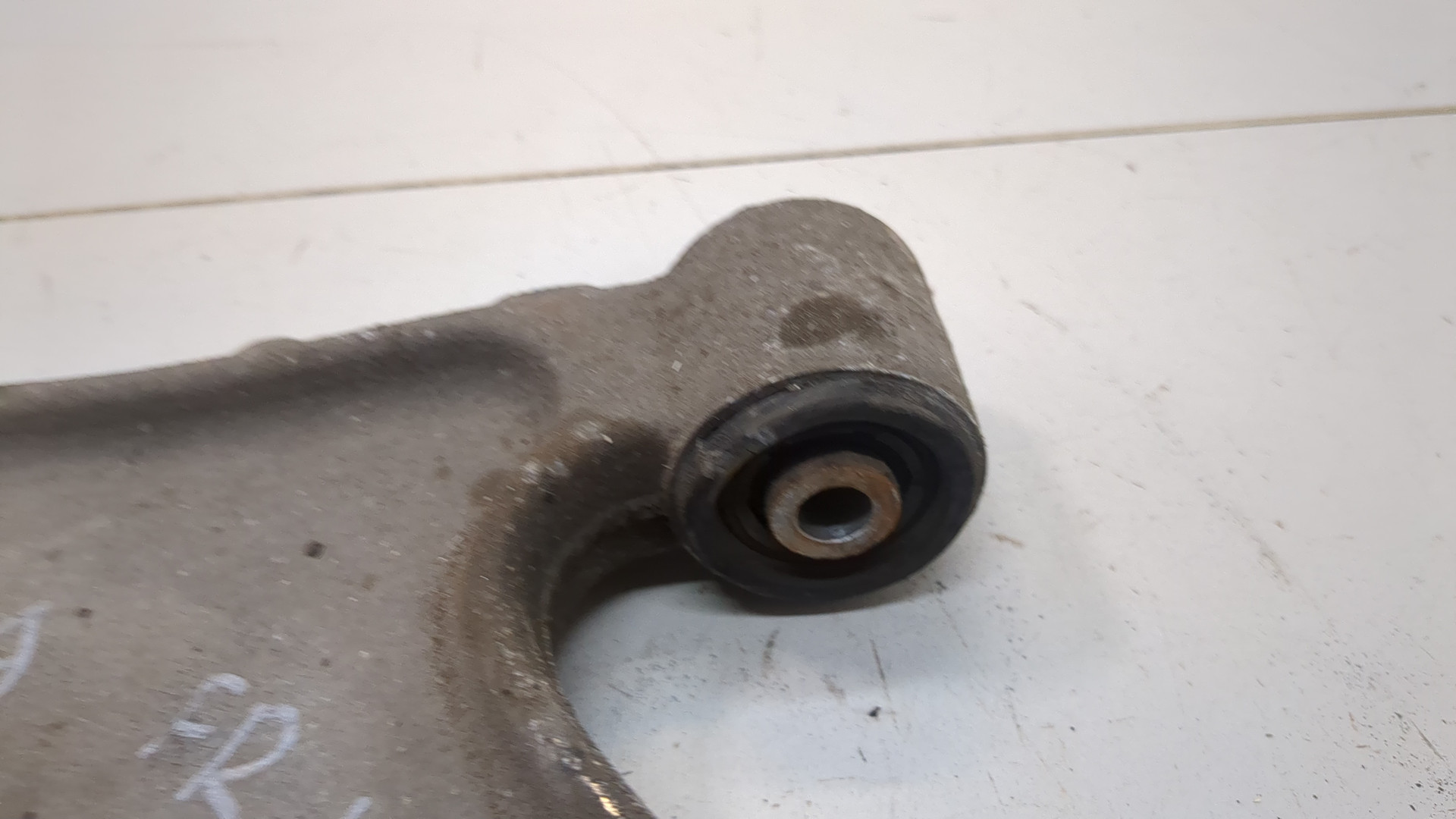 Рычаг передний левый