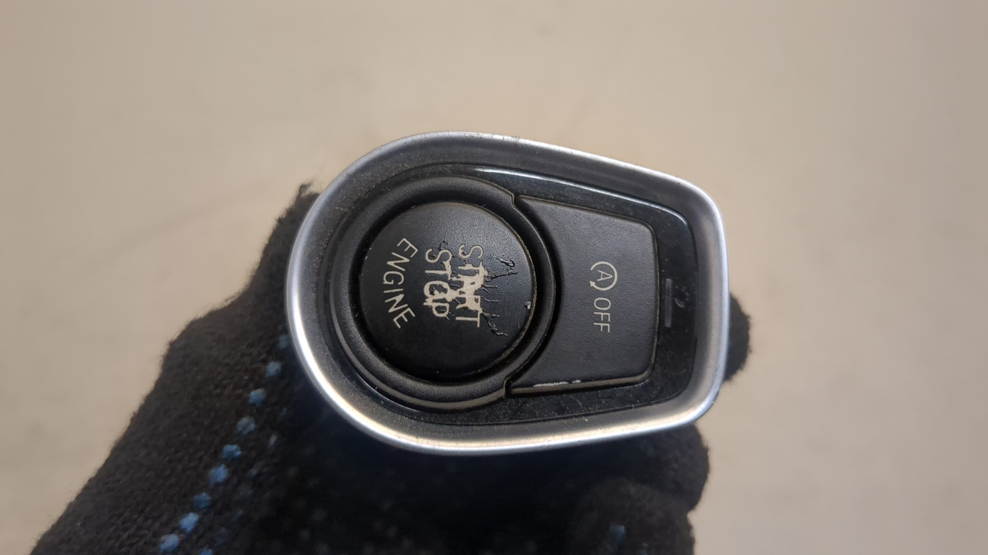 Кнопка запуска двигателя