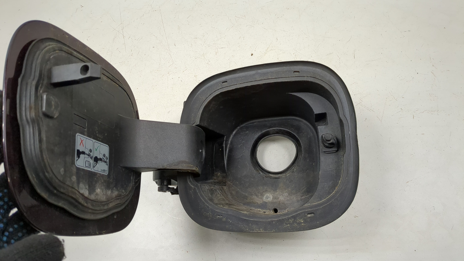 Лючок бензобака