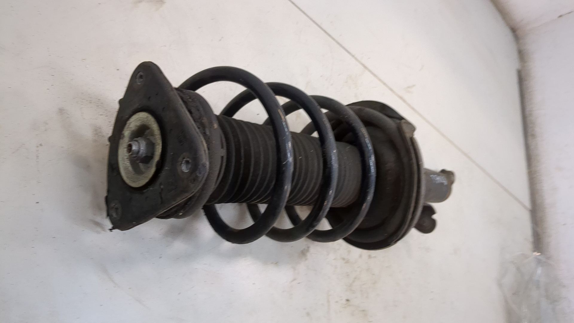 Амортизатор передний левый