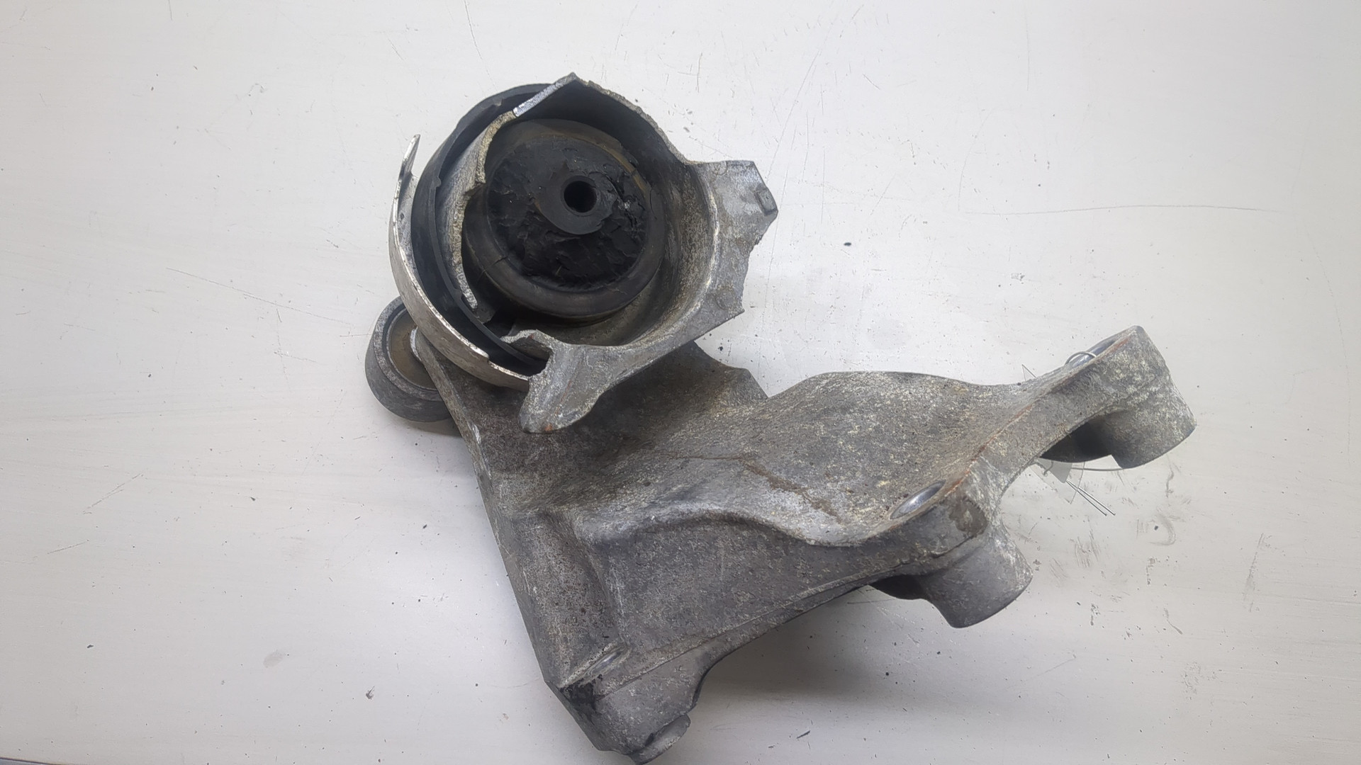 Кронштейн двигателя