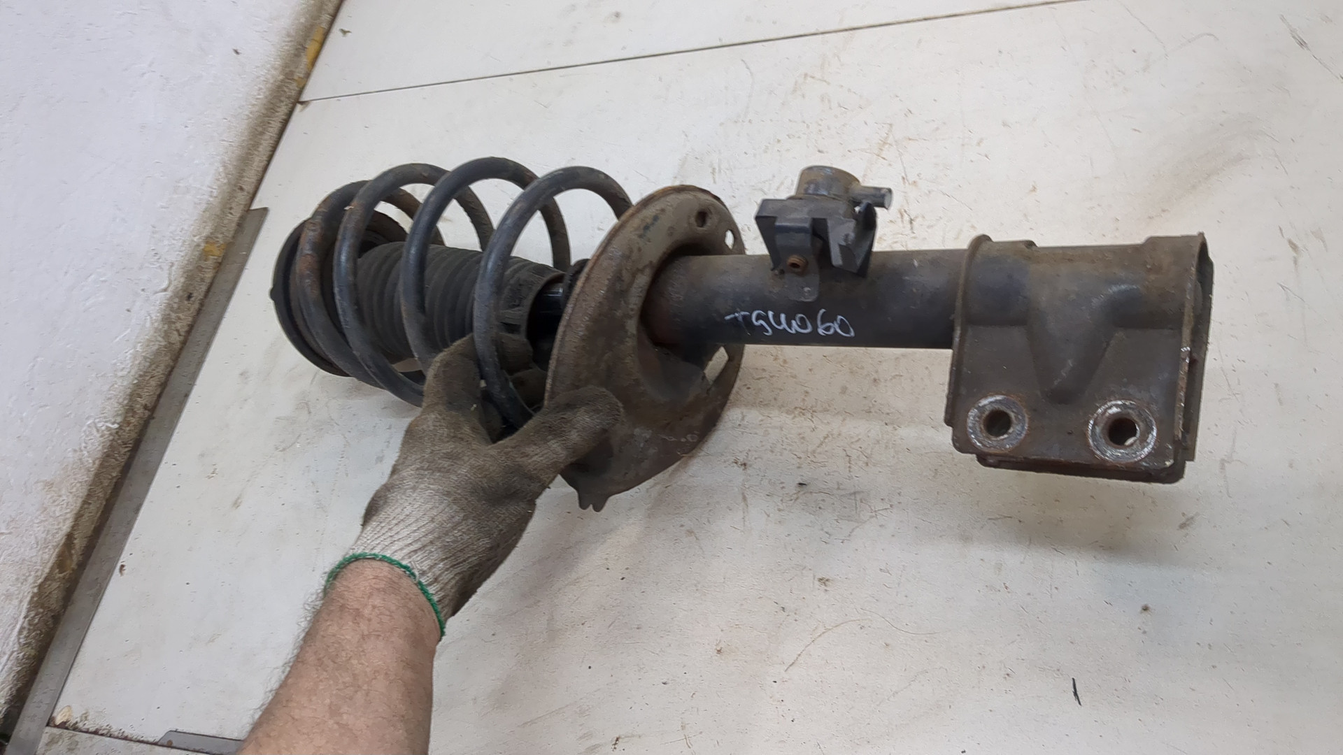 Амортизатор передний левый