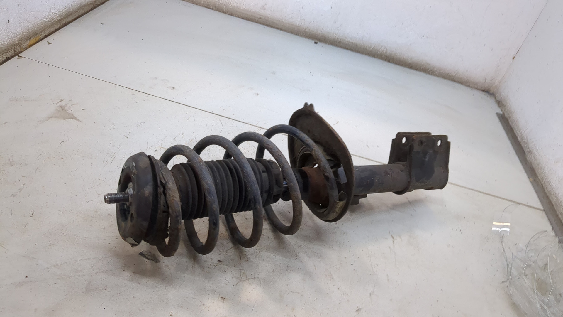 Амортизатор передний левый