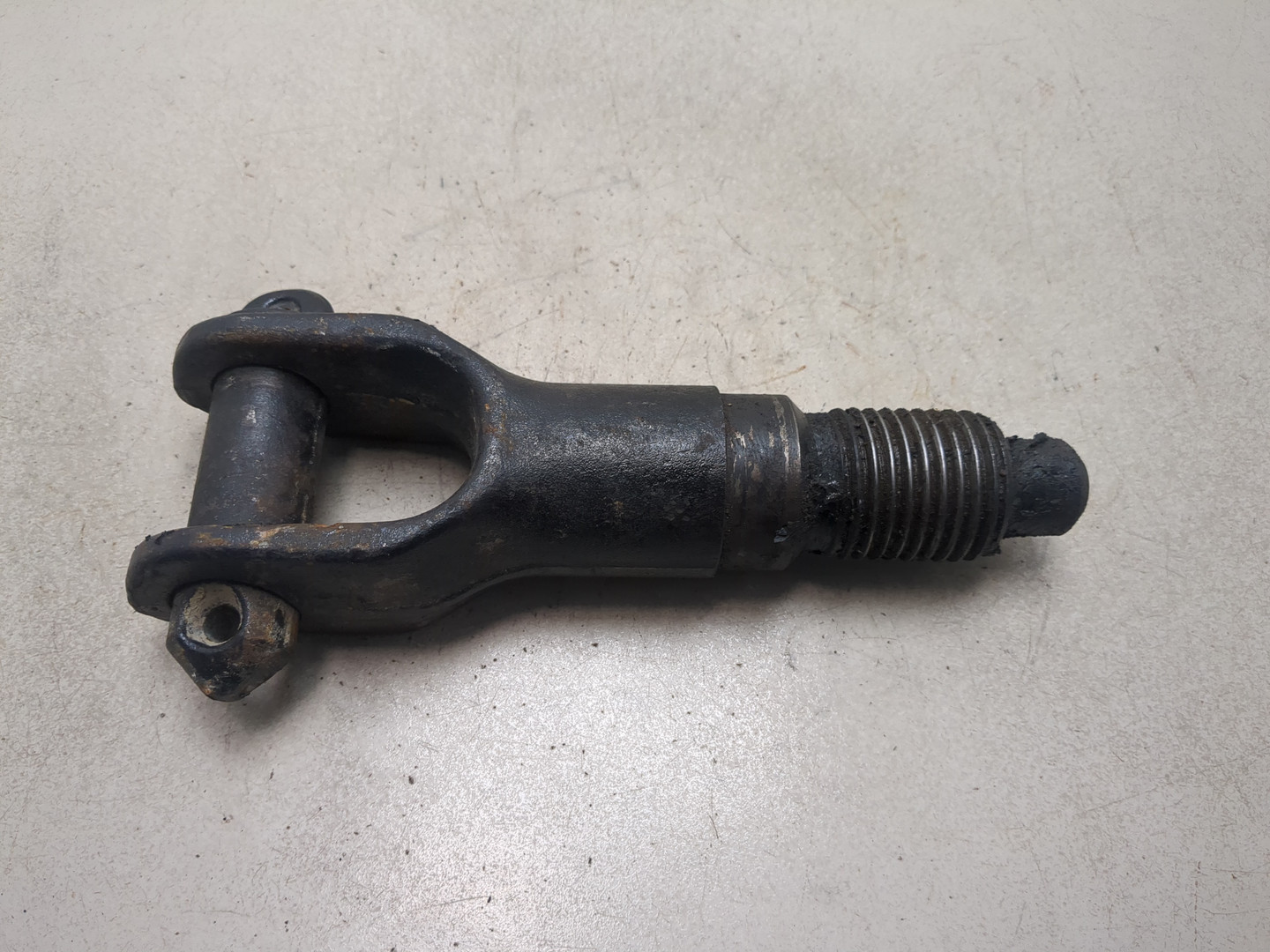 Крюк буксировочный