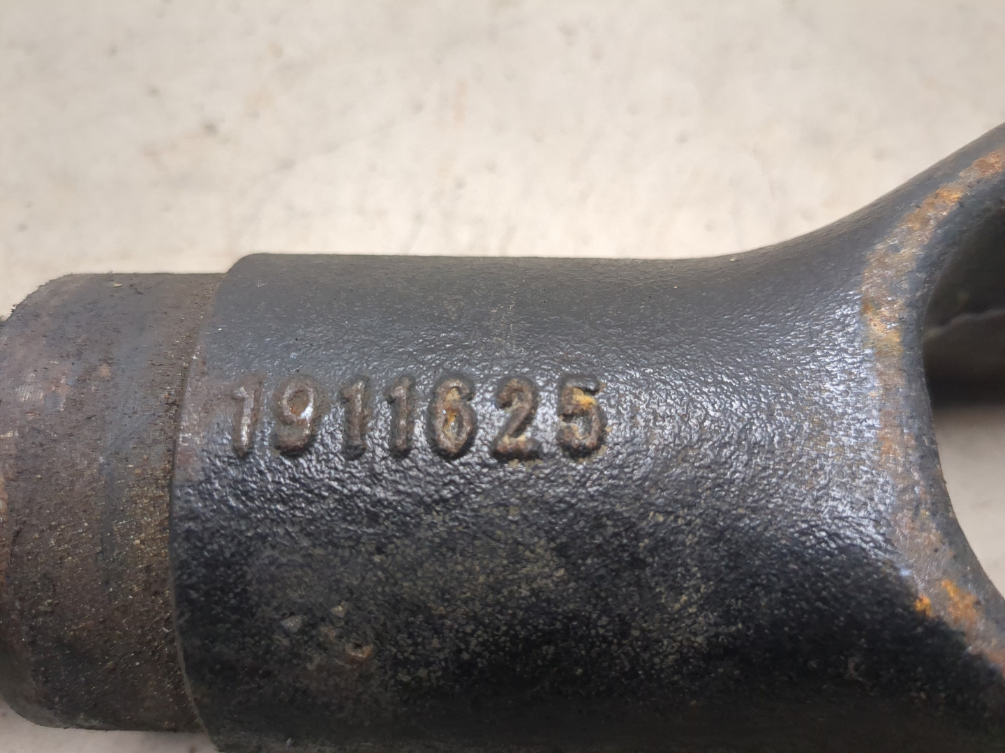 Крюк буксировочный